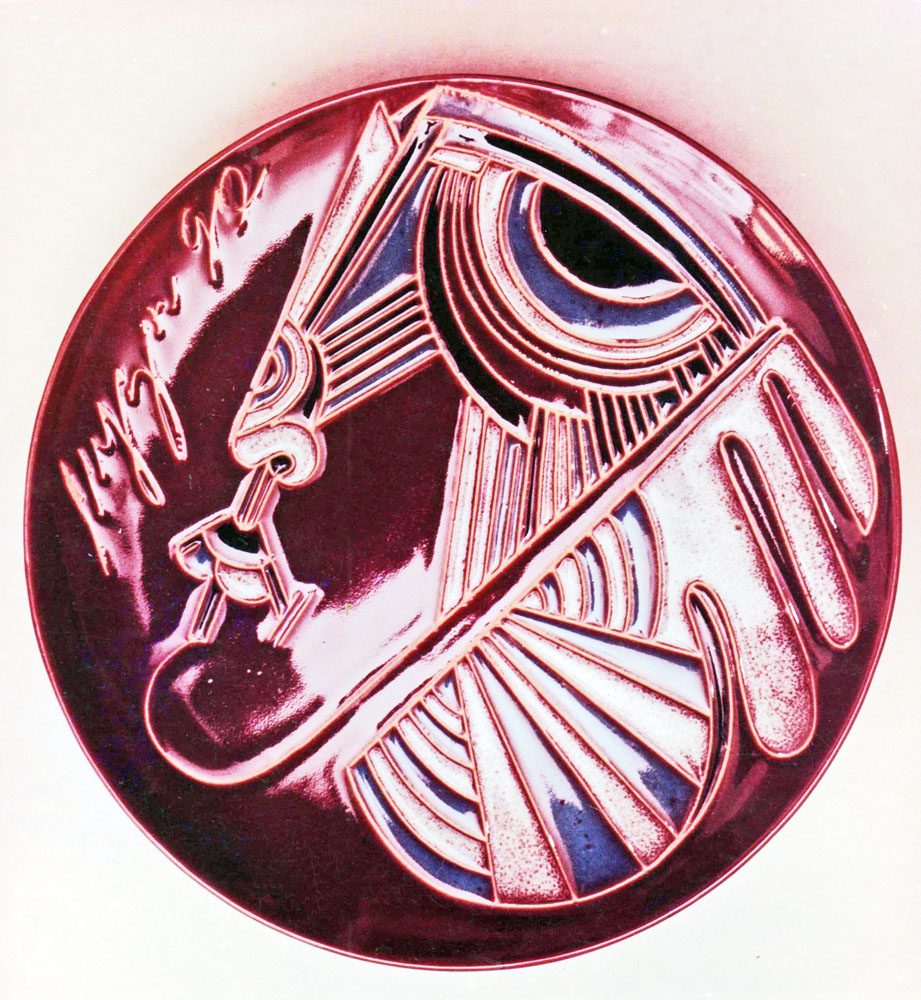 Декоративна таріль «Муза». 1990. Кам'яна маса, емаль